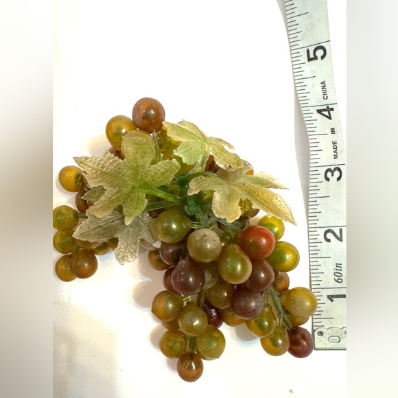 4 Vintage Retro Artificial Fruit Rubber Green Grape Clusters With Plastic Leaves - Picture 9 of 10